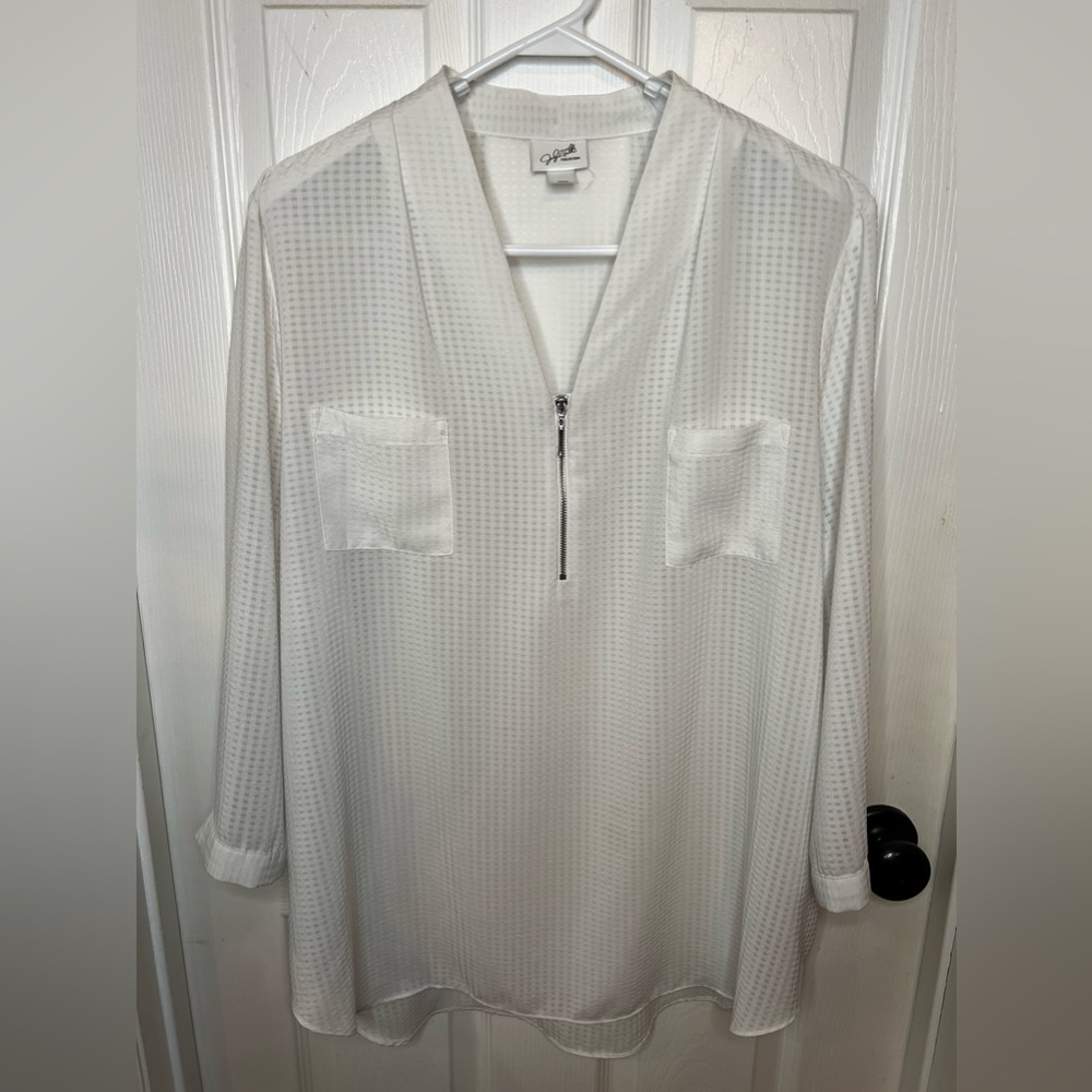 Jaclyn Smith blouse in size XXL. 100% polyester, white